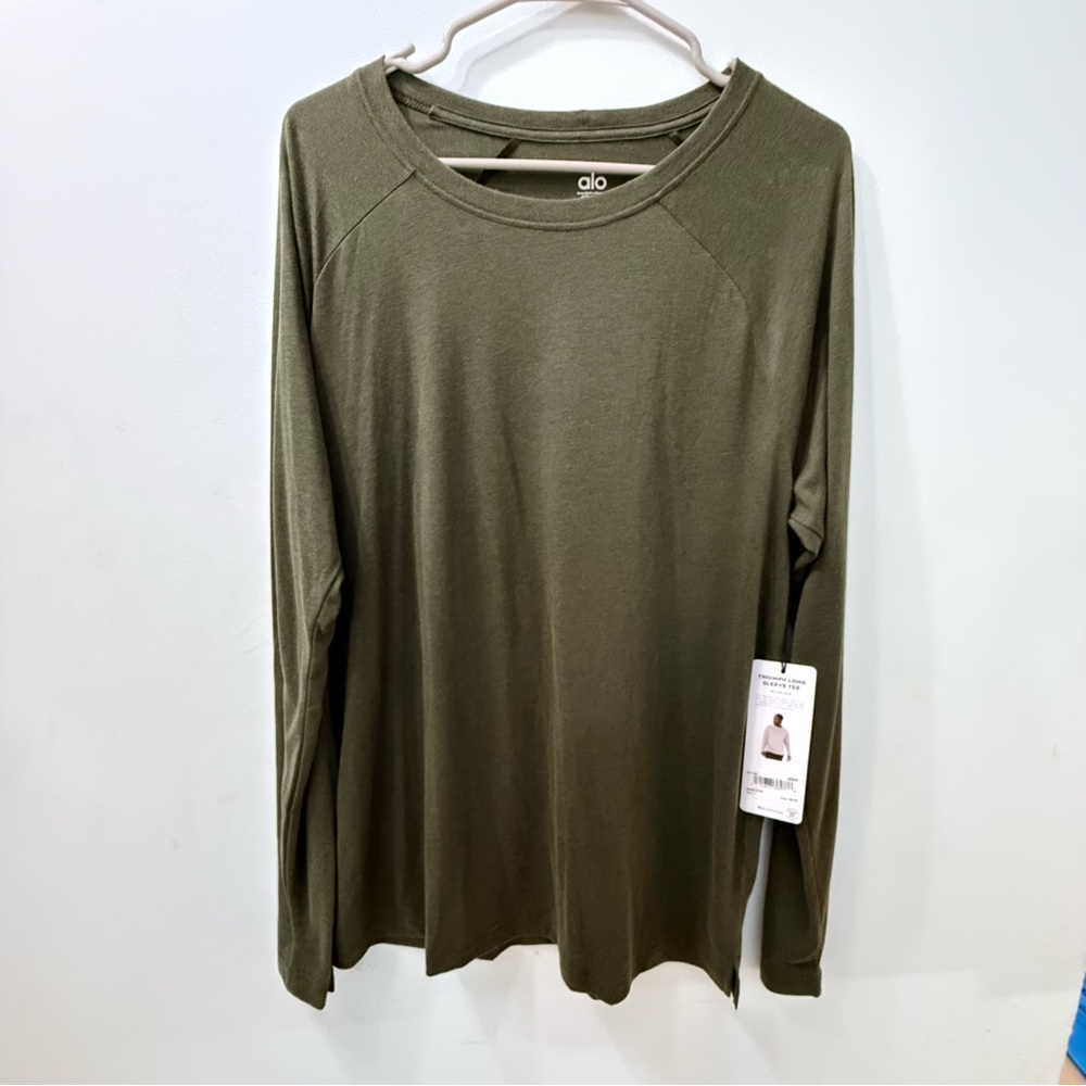 ALO Yoga men’s Olive triumph Long Sleeve Top